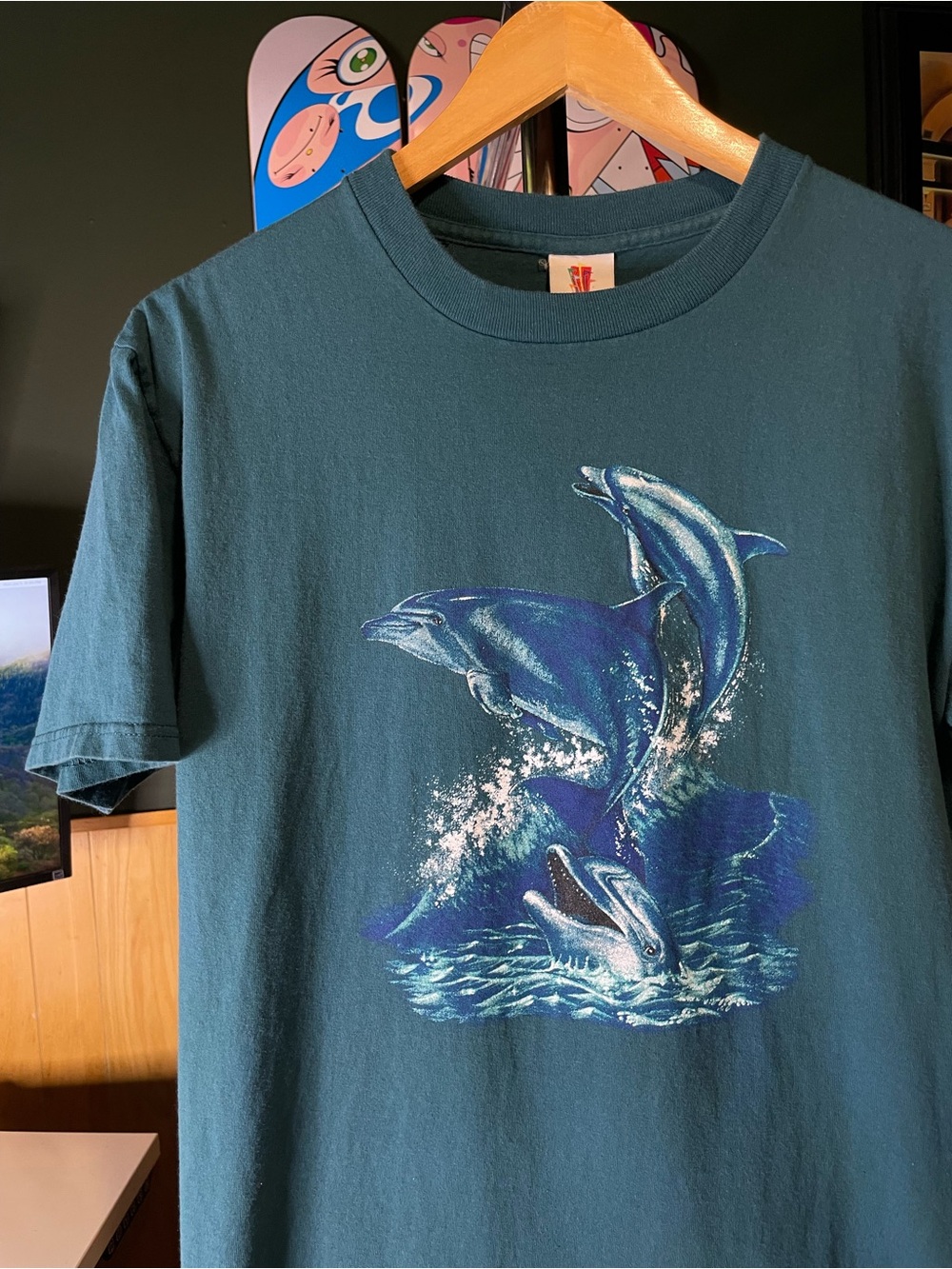 Dolphins vintage men’s L Six Flags Teal Graphic Tee with Whale Detail
